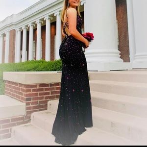 Ellie Wilde Prom dress, size 6, no alterations, has removable arm capes